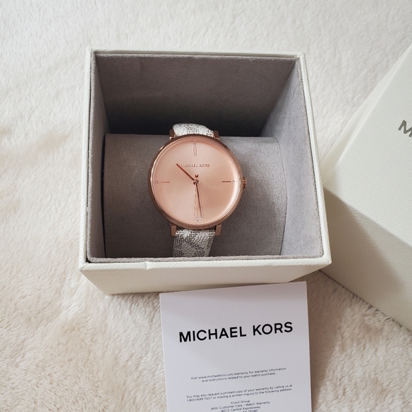 Michael Kors leather wristwatch - Picture 5 of 9